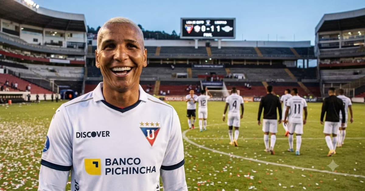 Deyverson riendo con la camiseta de LDU