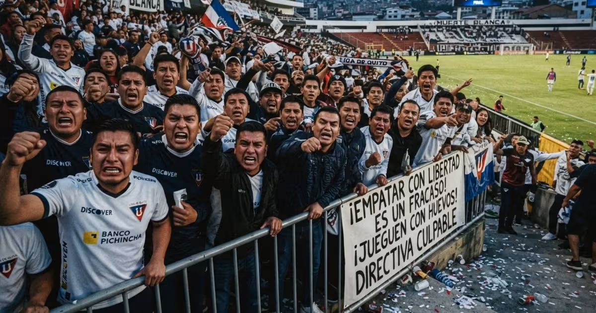 La hinchada de LDU muy molesta