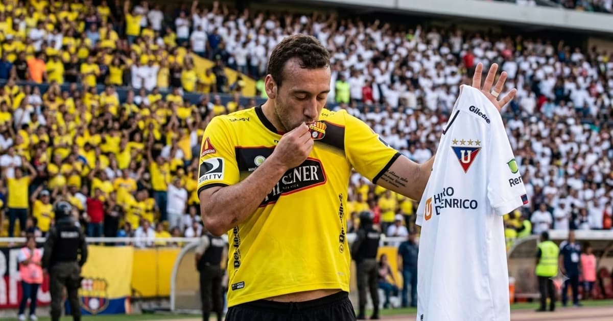 Brahian Alemán besando la camiseta de Barcelona SC