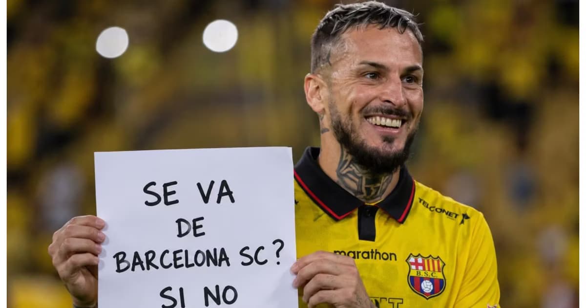 Benedetto sosteniendo un cartel