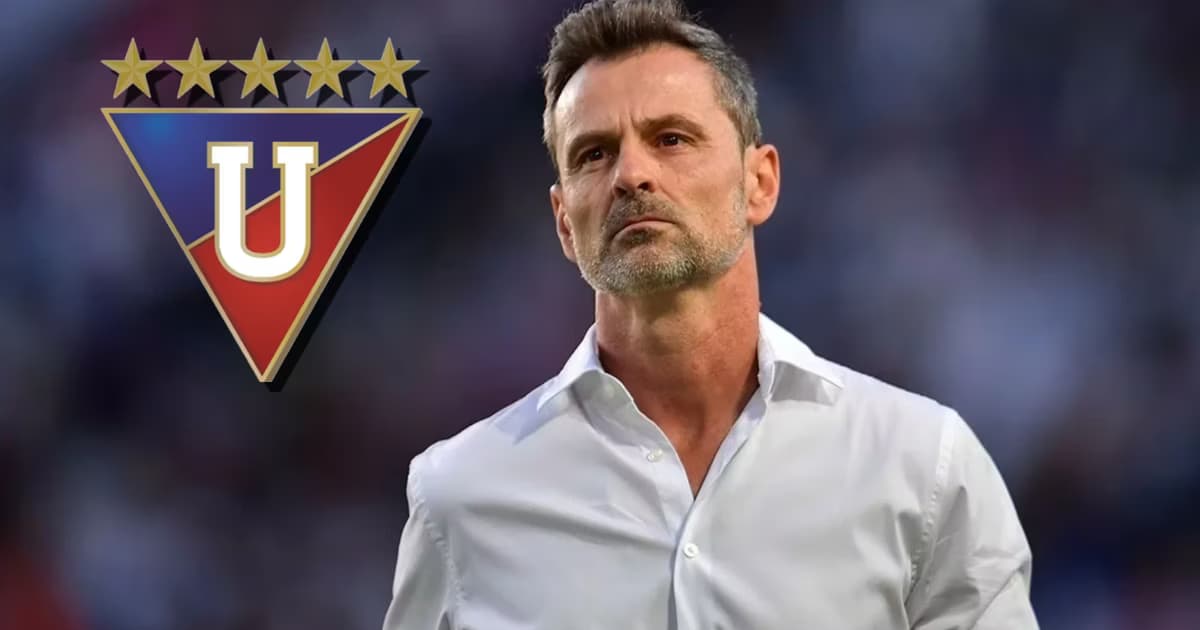Diego Cocca y el escudo de LDU