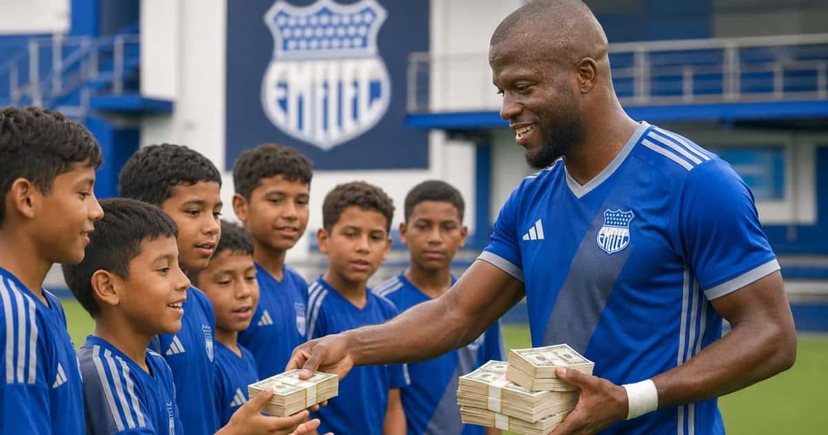 Enner Valencia con las formativas de Emelec.