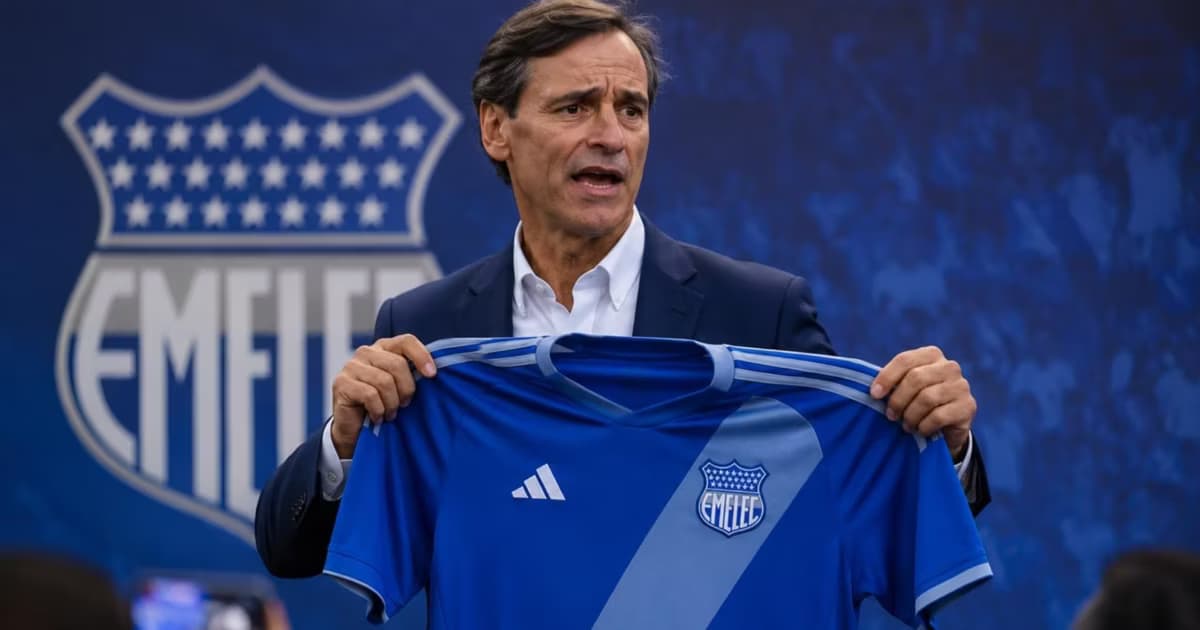 Fabián Bustos con la camiseta de Emelec en sus manos