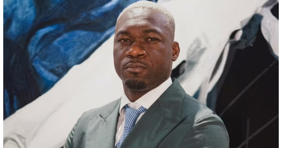 Felipe Caicedo de traje