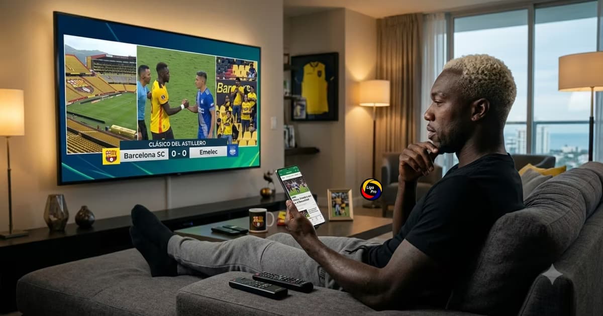 Felipe Caicedo viendo el Clásico del Astillero
