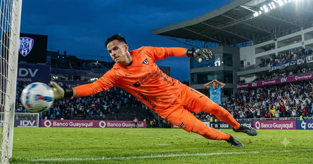 Gonzalo Valle atajando un penal con LDU