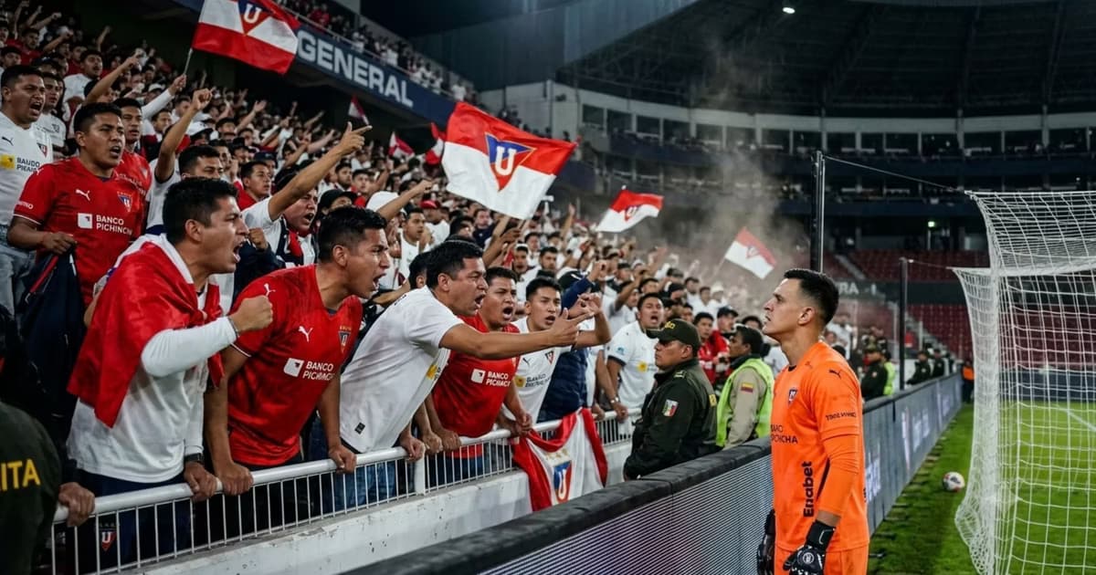 Gonzalo Valle y la hinchada de LDU