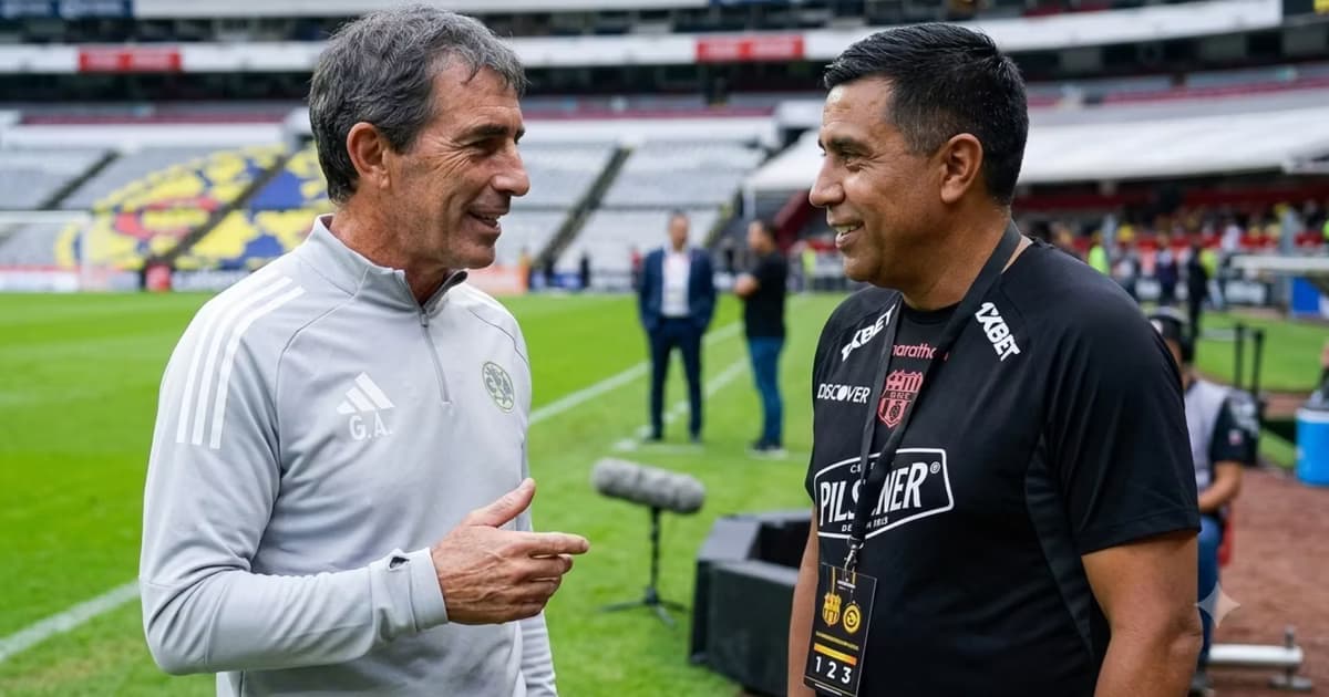 Guillermo Almada y César Farías hablando