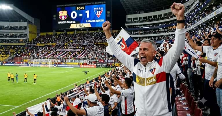 Gustavo Álvarez celebró con euforia el triunfo de Liga de Quito sobre Barcelona