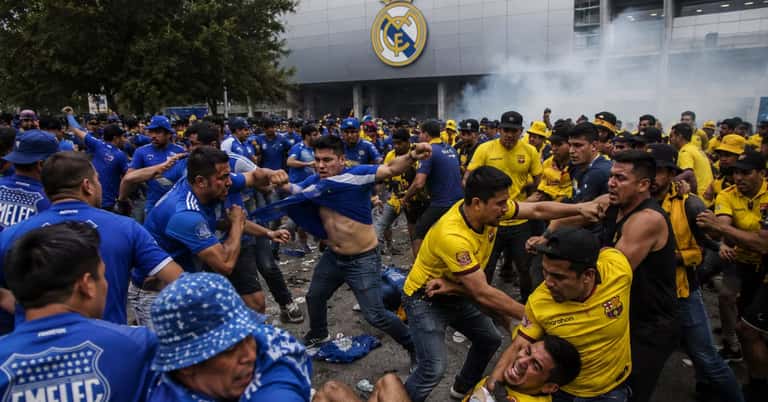 Hinchas de Emelec y Barcelona SC se fueron a los golpes durante un partido en Madrid