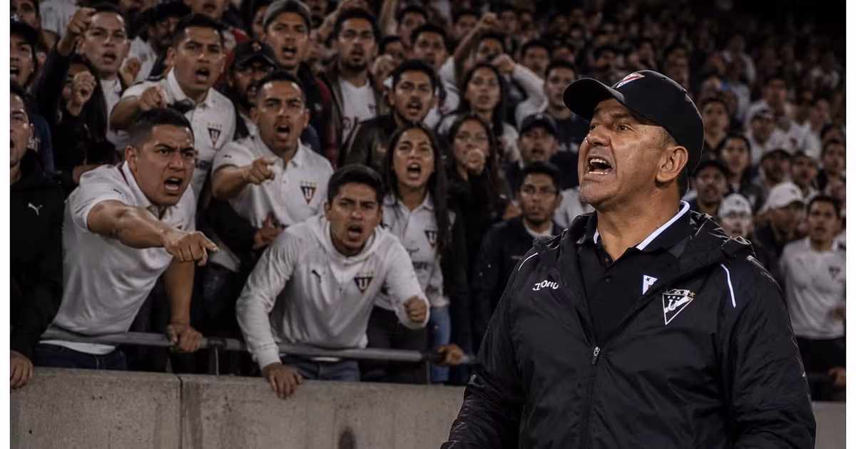 Hinchas de LDU insultando al DT