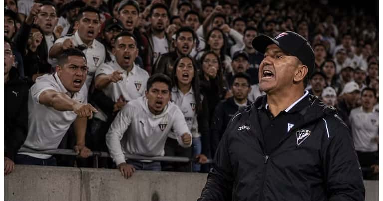 Hinchas de LDU quisieron caerle a golpes al técnico de Always Ready