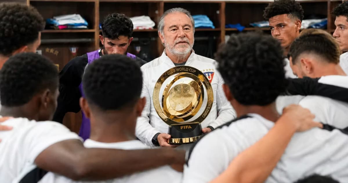 Isaac Alvarez hablando con sus jugadores