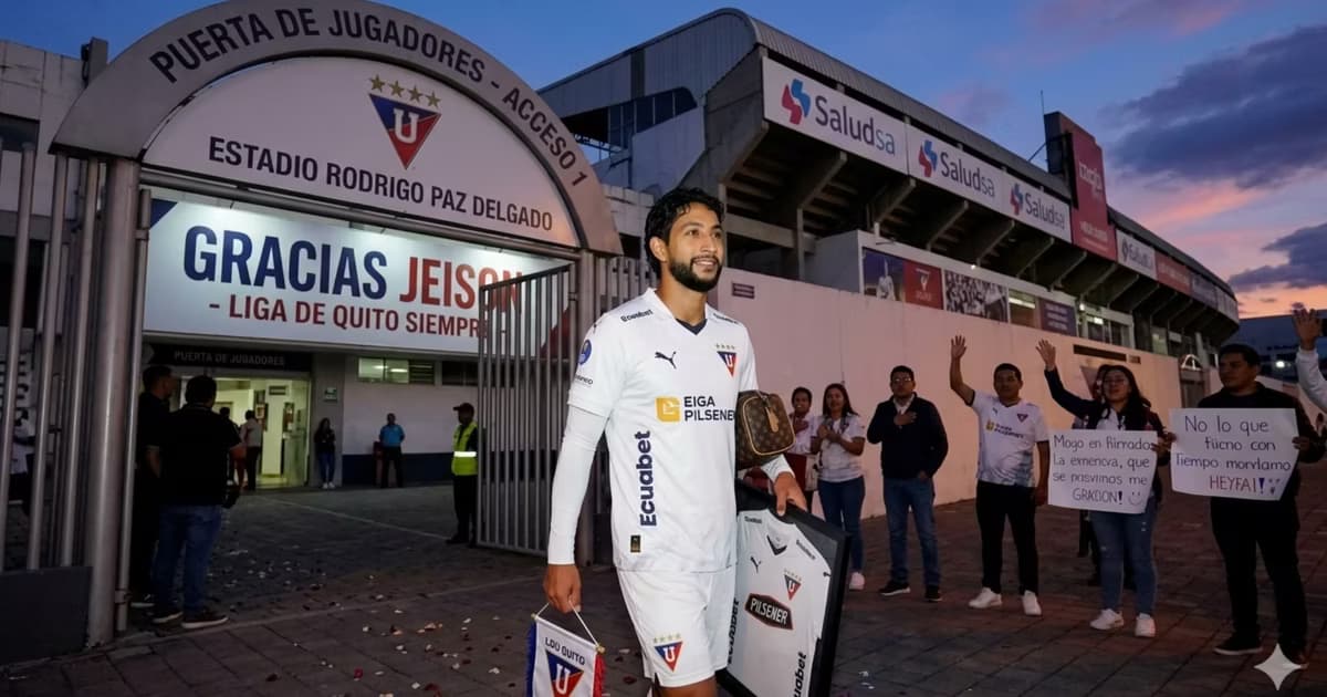 Jeison Medina saliendo del estadio de LDU