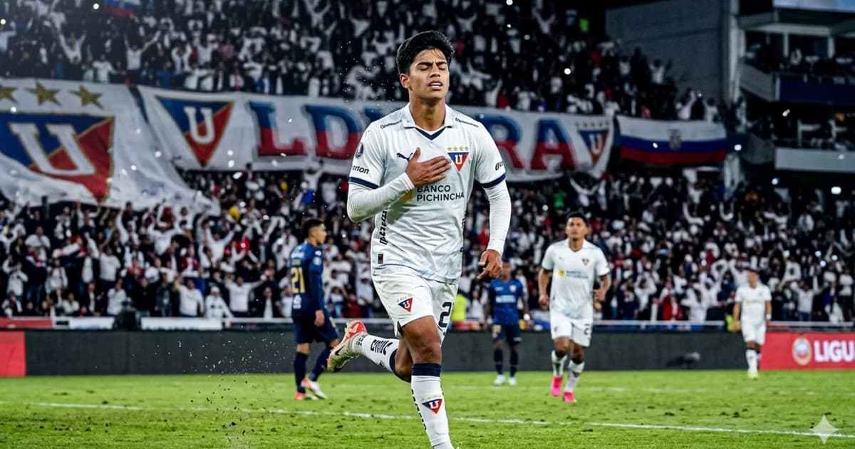 Jesús Maraude con la camiseta de LDU