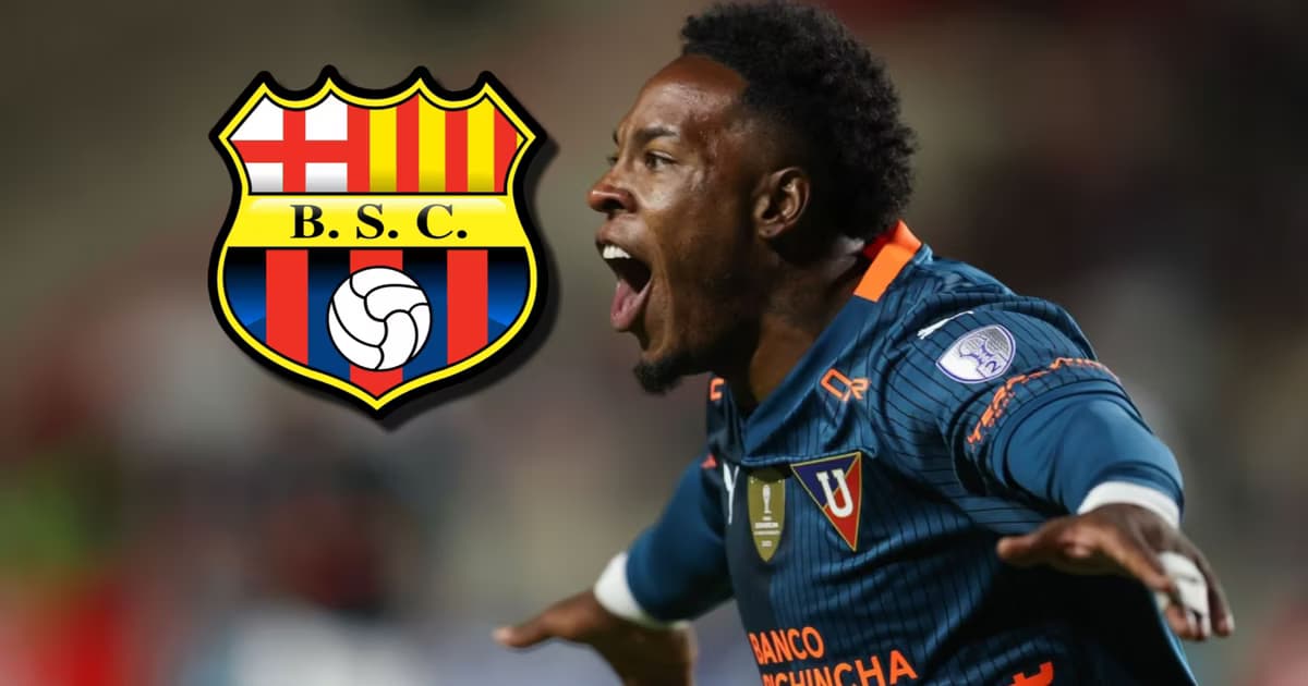 Jhojan Julio gritando un gol con Liga de Quito y el escudo de Barcelona SC