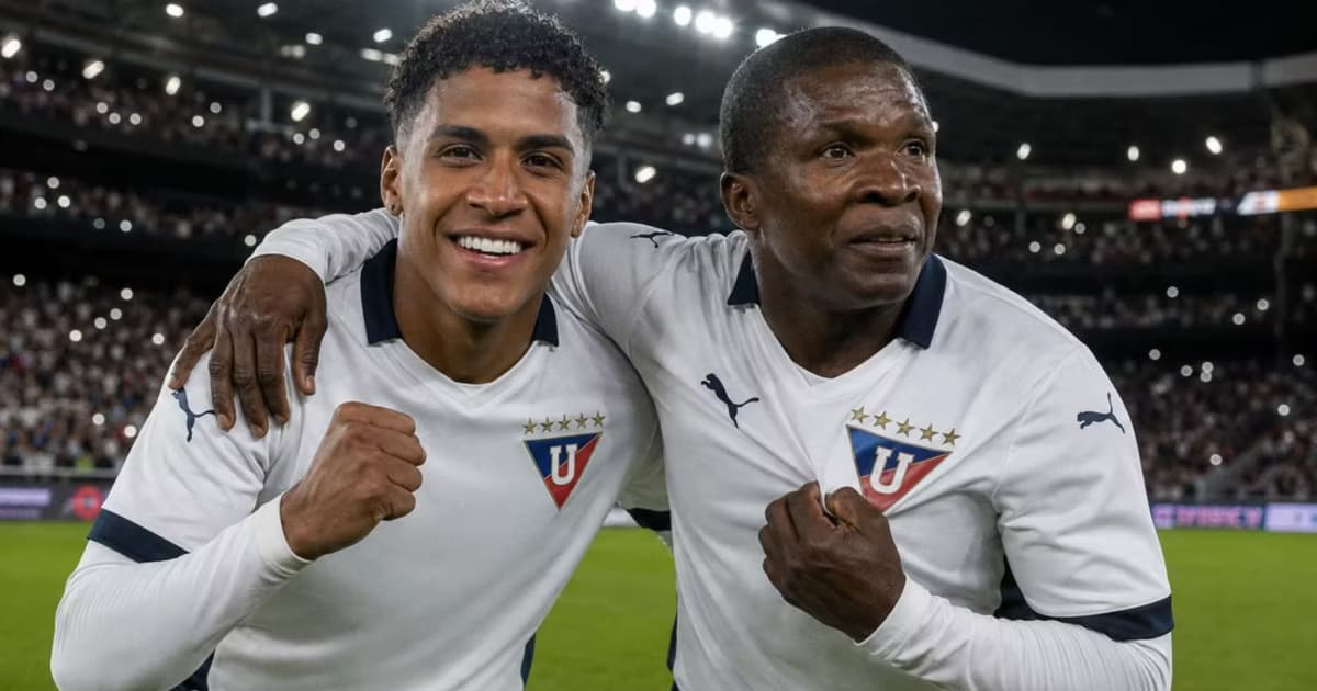 Juanse Rodríguez y Charcopa con la camiseta de LDU