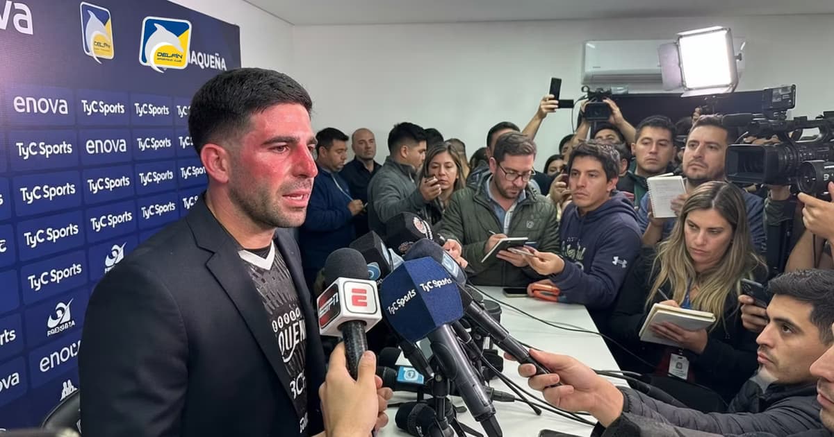 Jugador de Delfín ante los medios