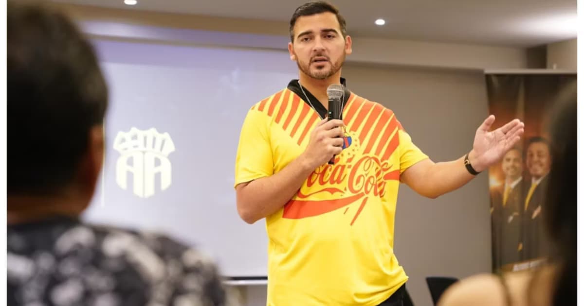 Antonio Alvarez en una asamblea