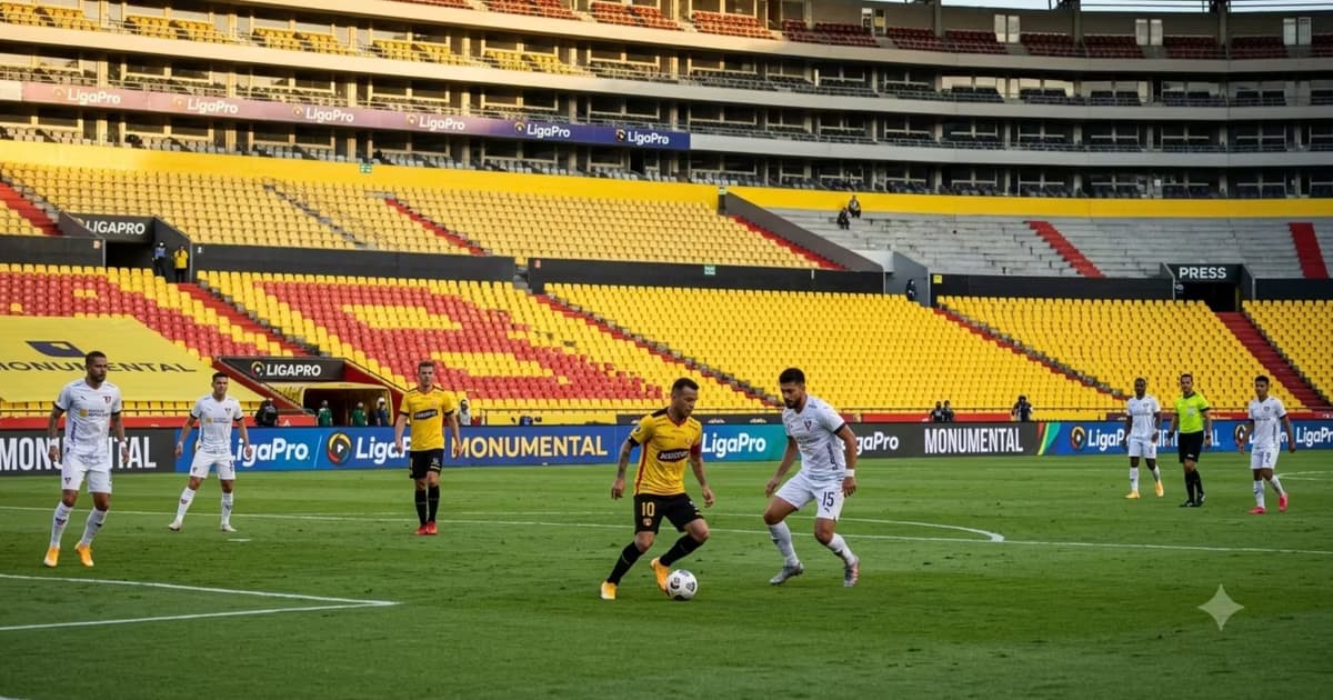 Barcelona SC y LDU jugando en el Monumental