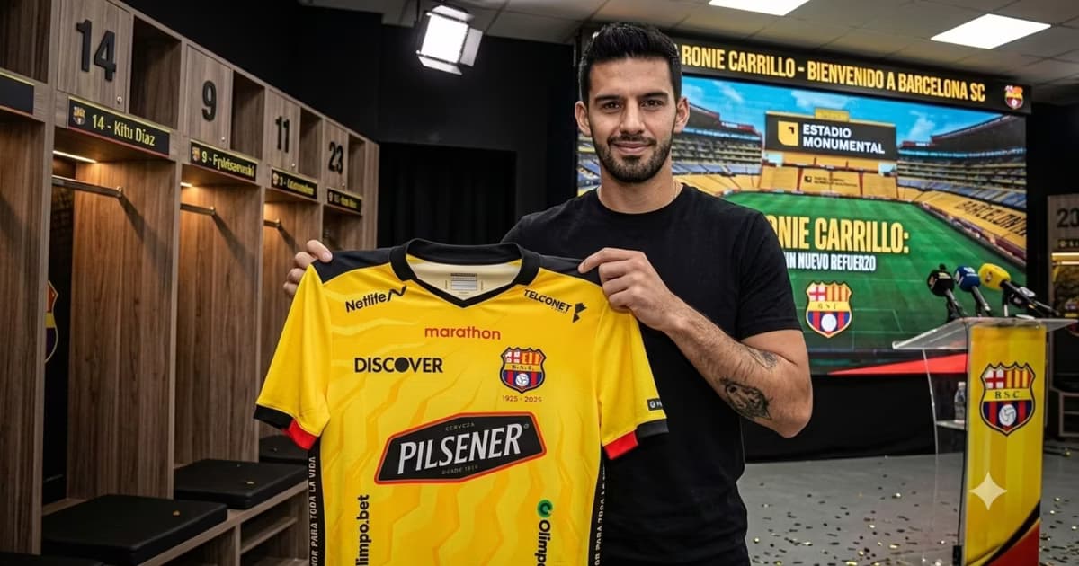 Ronie Carrillo con la camiseta de Barcelona SC en sus manos