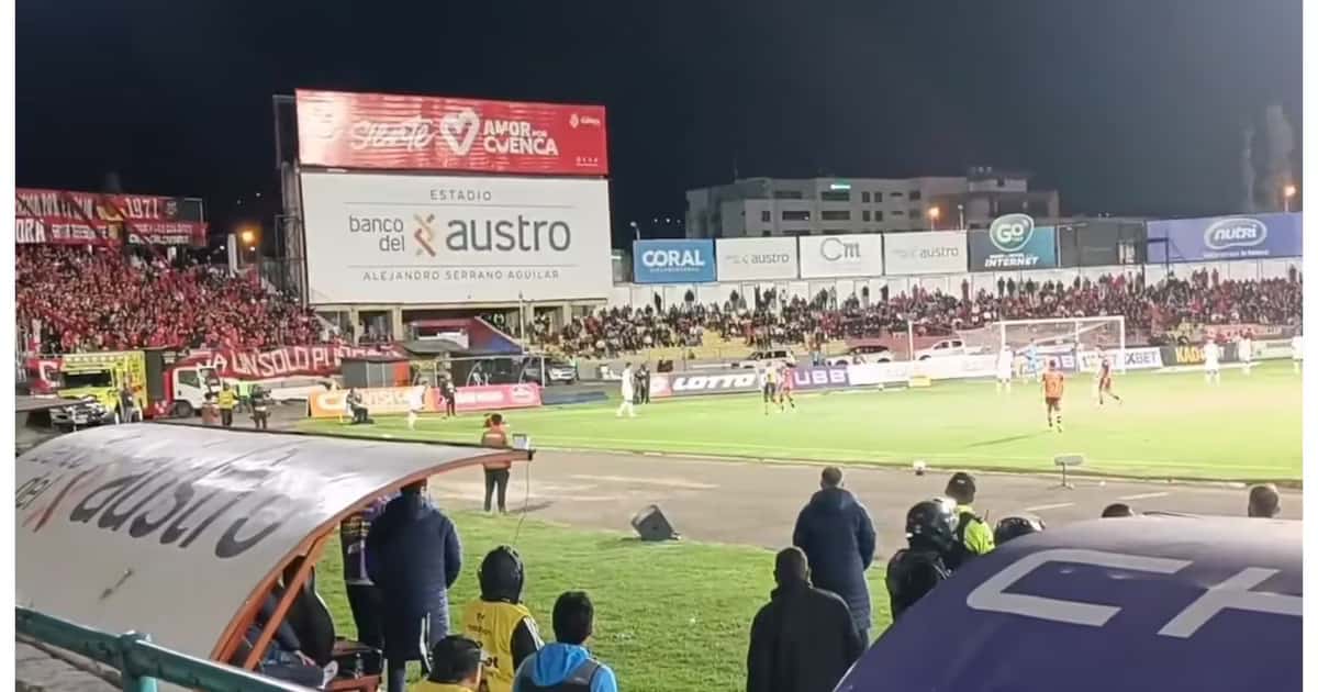 Los hinchada de Deportivo Cuenca