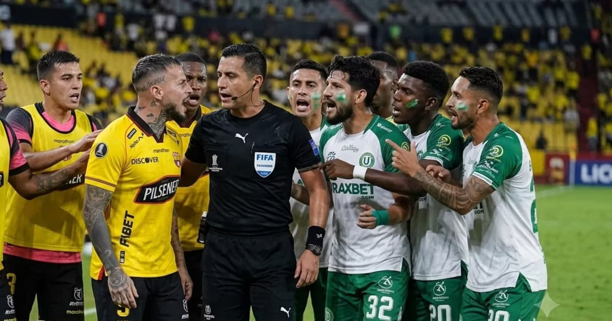 Los jugadores de Barcelona SC y LDU Portoviejo reclamando