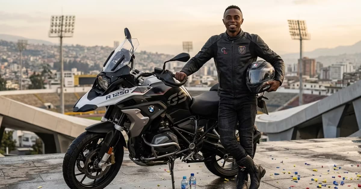 Christian Lara posando con una moto BMW