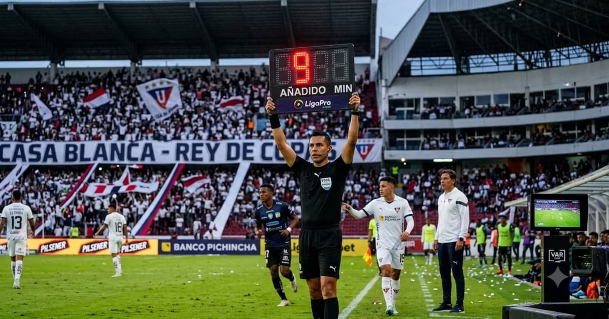 El arbitro en el partido de LDU contra Delfín