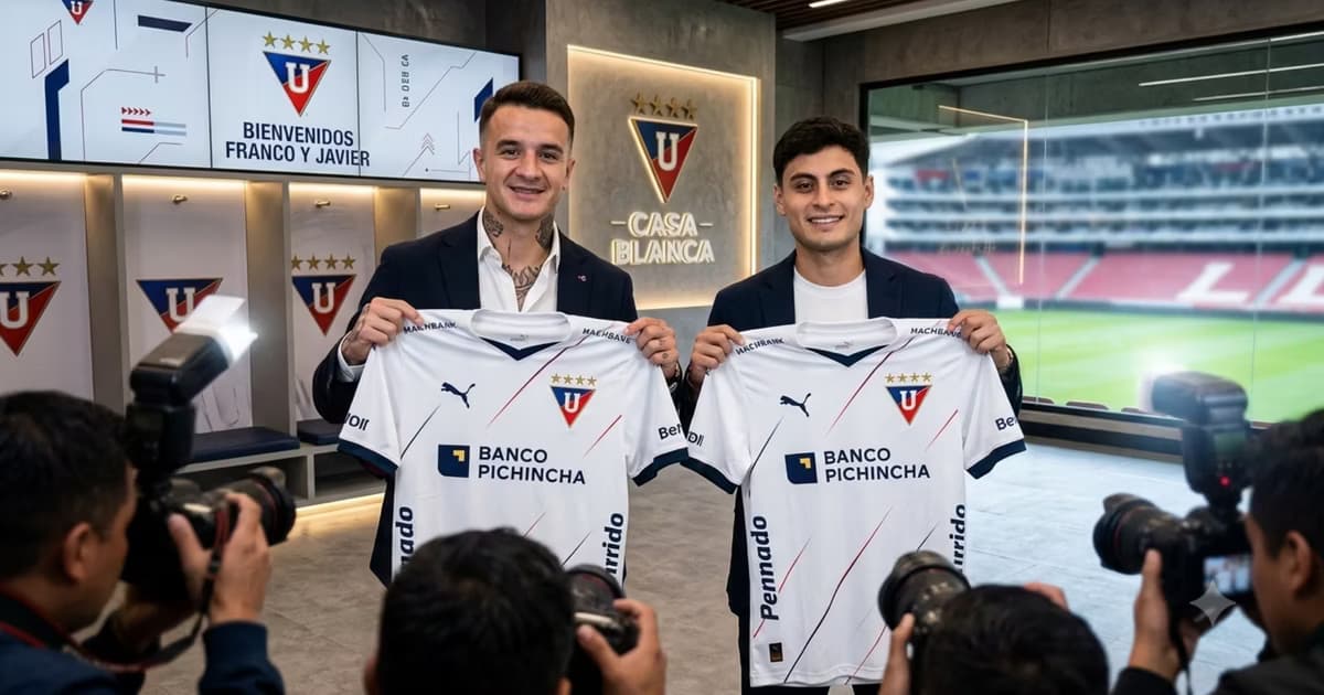 Franco Calderón y Javier Altamirano con la camiseta de LDU