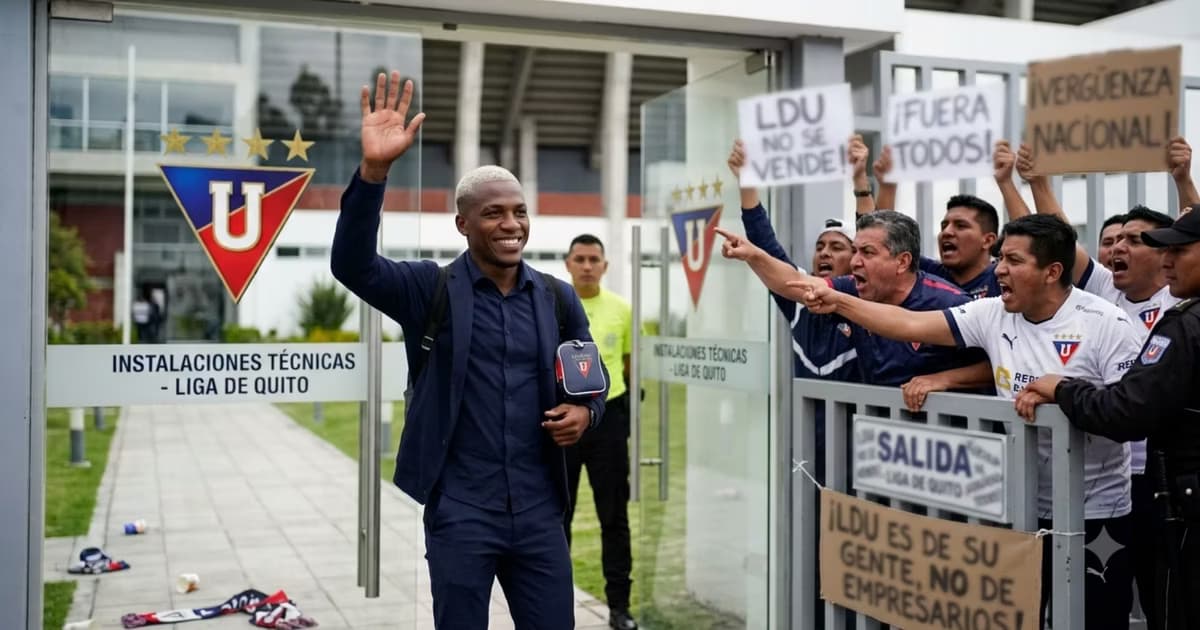 Fricio Caicedo saliendo de LDU