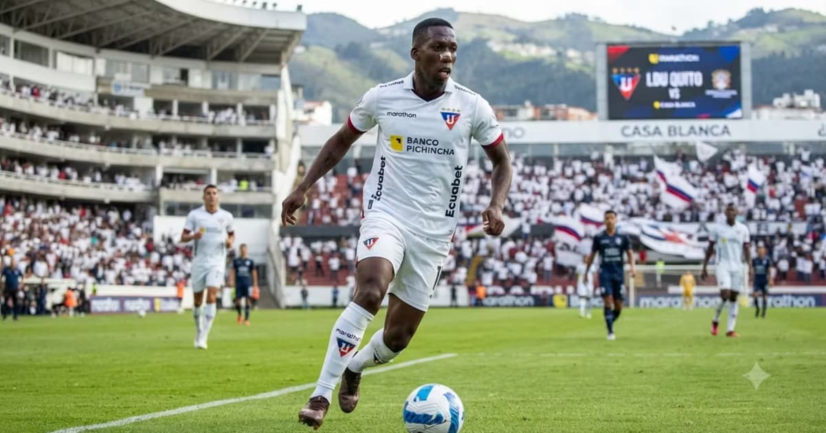 Luis Advíncula con la camiseta de LDU