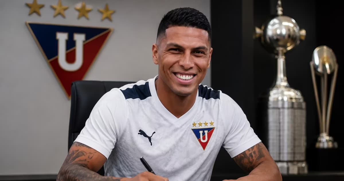 Luis Fernando León firmando con LDU
