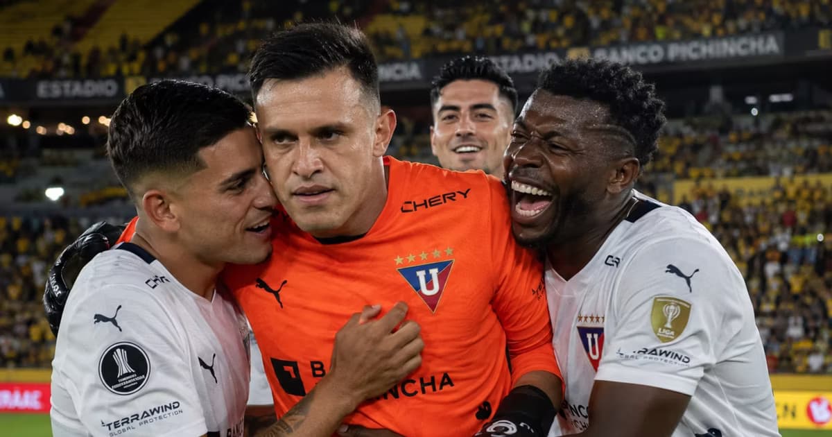 Gonzalo Valle abrazado con sus compañeros