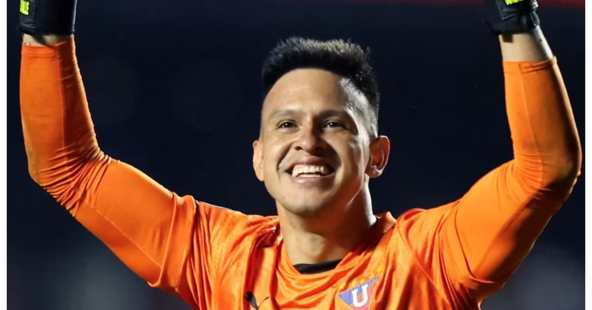 Gonzalo Valle en el arco de Liga de Quito