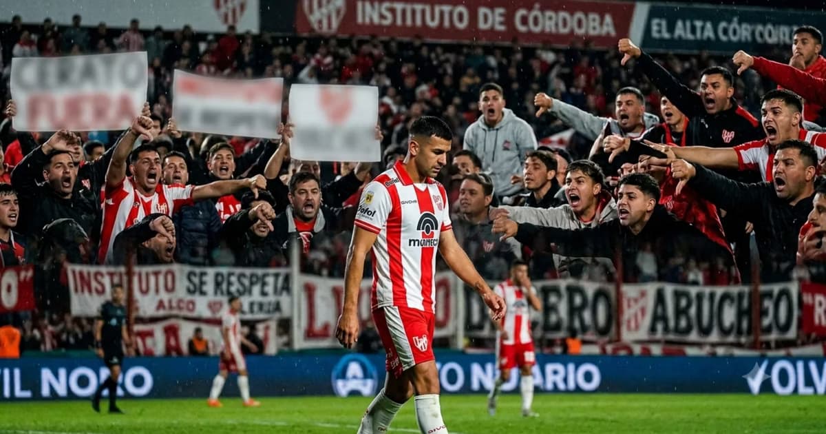 Giuliano Cerato y los hinchas de Instituto
