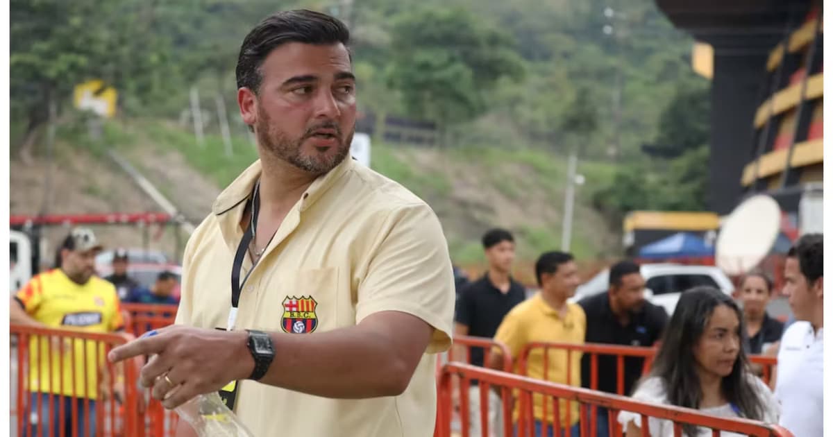 Antonio Álvarez en los exteriores del estadio de BSC