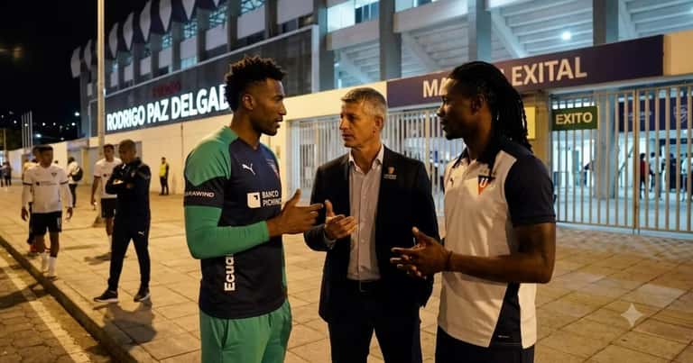 Luego de la victoria de Leones FC sobre LDU, Alexander Domínguez, Santiago Jácome y Ricardo Adé estuvieron dialogando en medio de un complicado momento para los albos