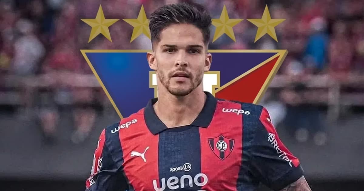 Luis Amarilla y el escudo de LDU detrás