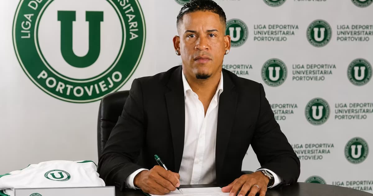 Michael Arroyo firmando con LDU Portoviejo