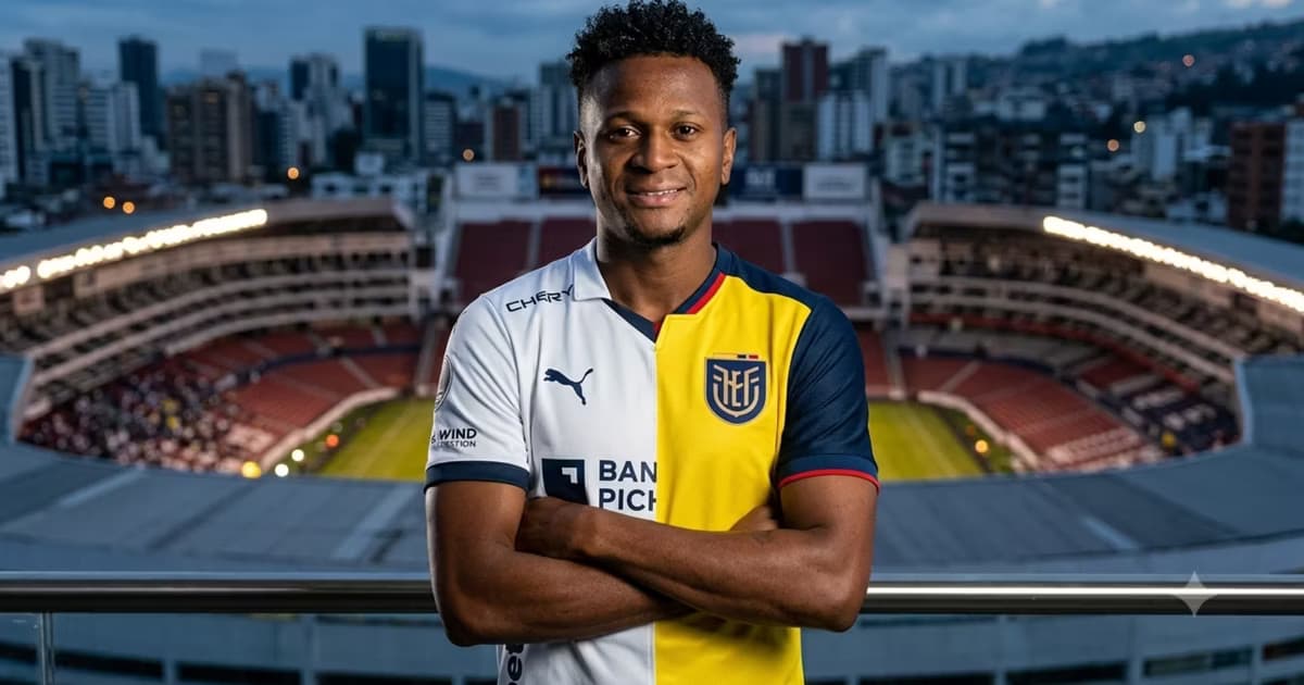 Michael Estrada con la camiseta de LDU y Ecuador