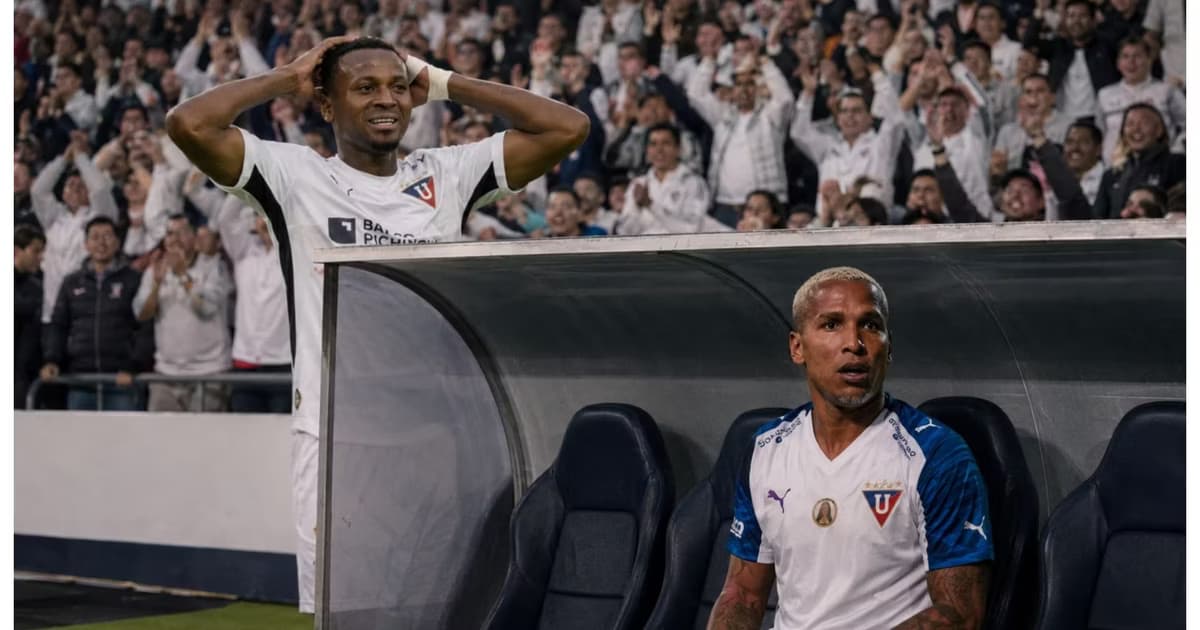 Estrada y Deyverson ante la hinchada de LDU L