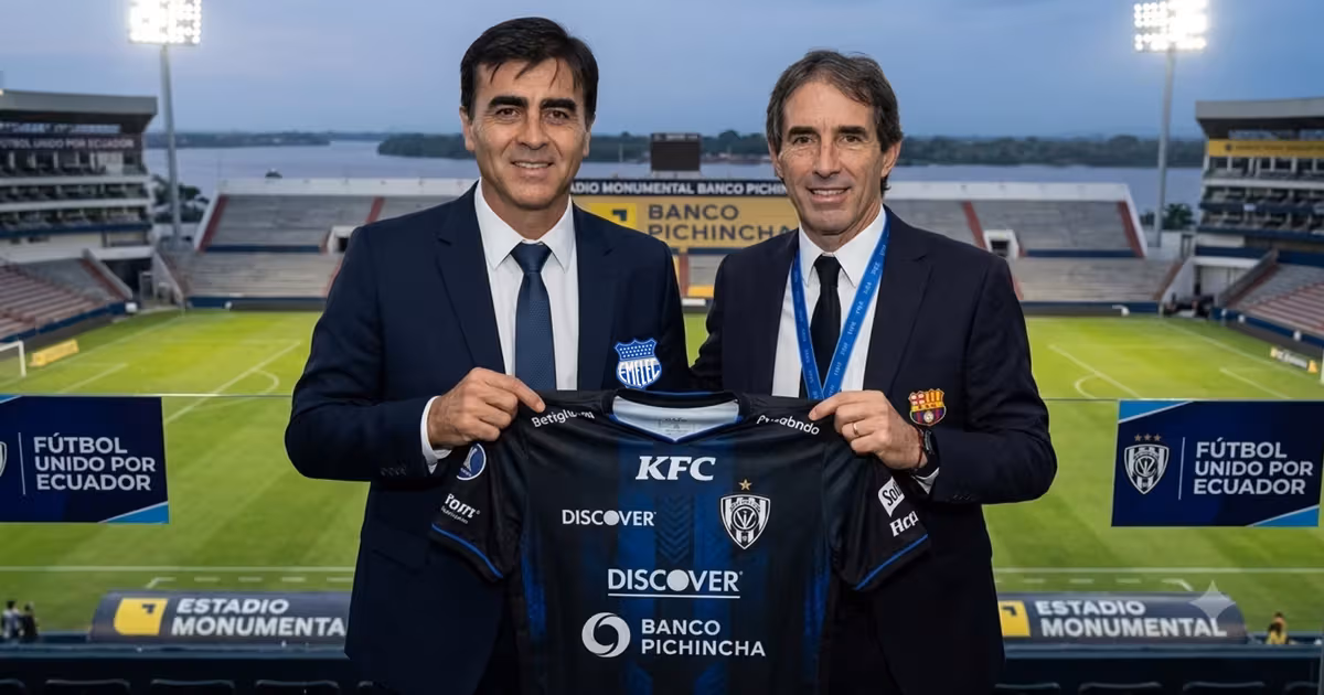 Gustavo Quinteros y Guillermo Almada con la camiseta de IDV
