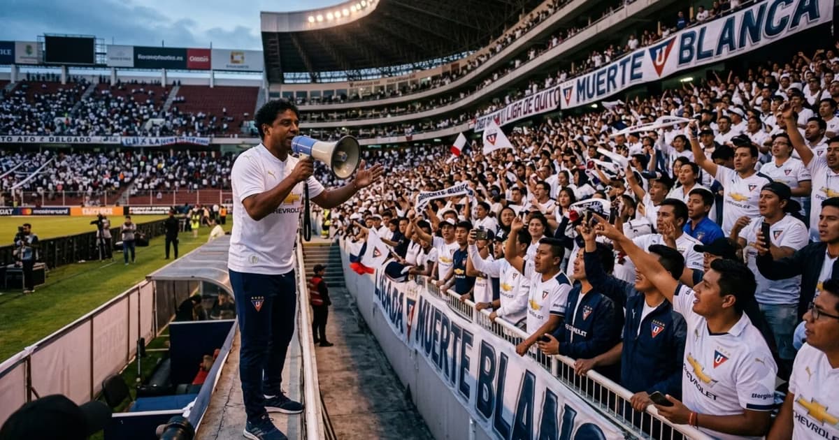 Franklin Salas y la hinchada de LDU