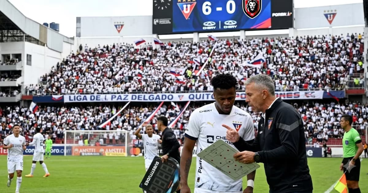 Michael Estrada con LDU junto a Alvarez