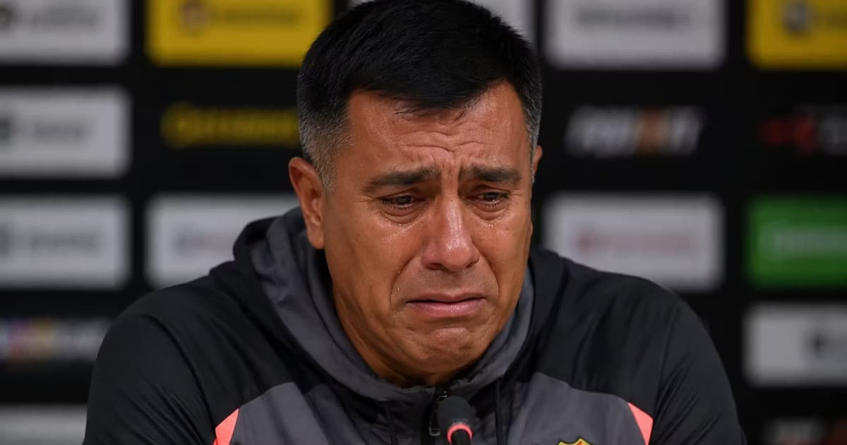 César Farías en rueda de prensa