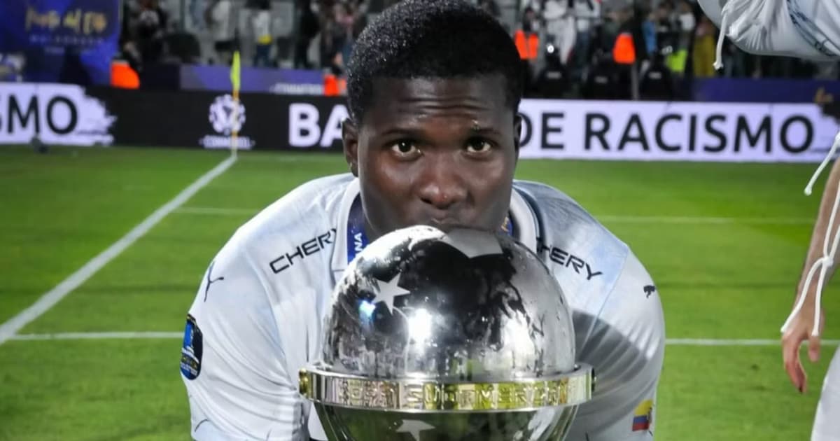 Jairon Charcopa con la Copa Sudamericana