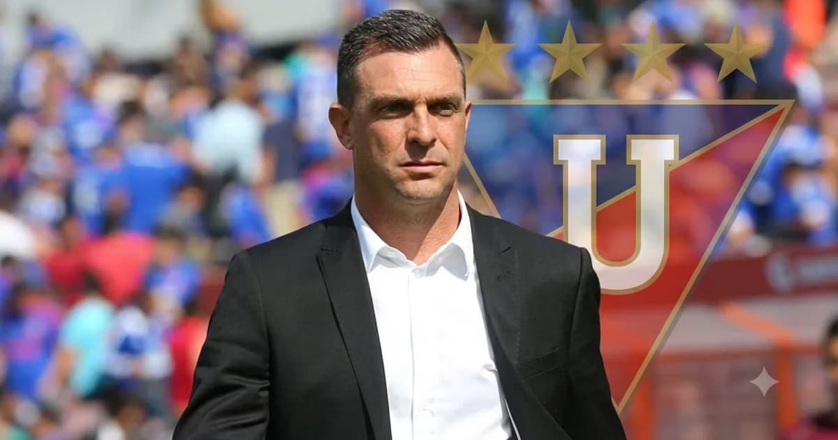 Pablo Guede y el escudo de Liga de Quito