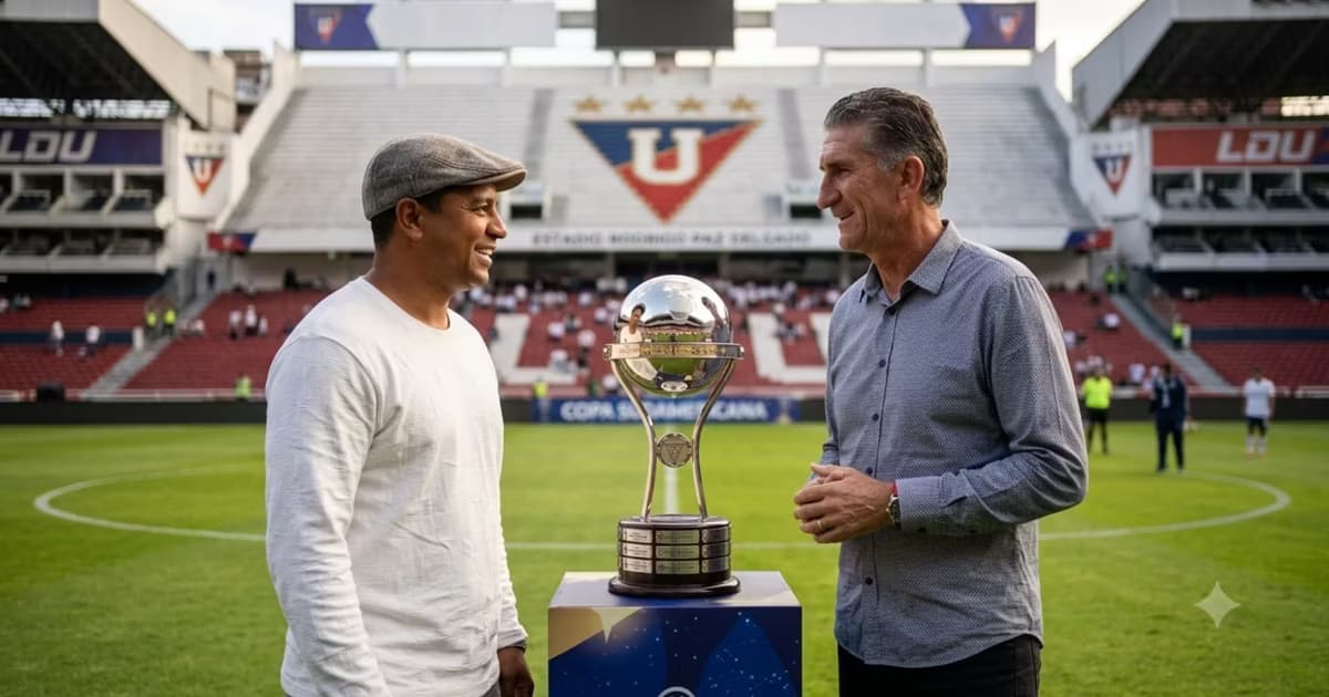 Franklin Salas y Bauza con la Copa Sudamericana