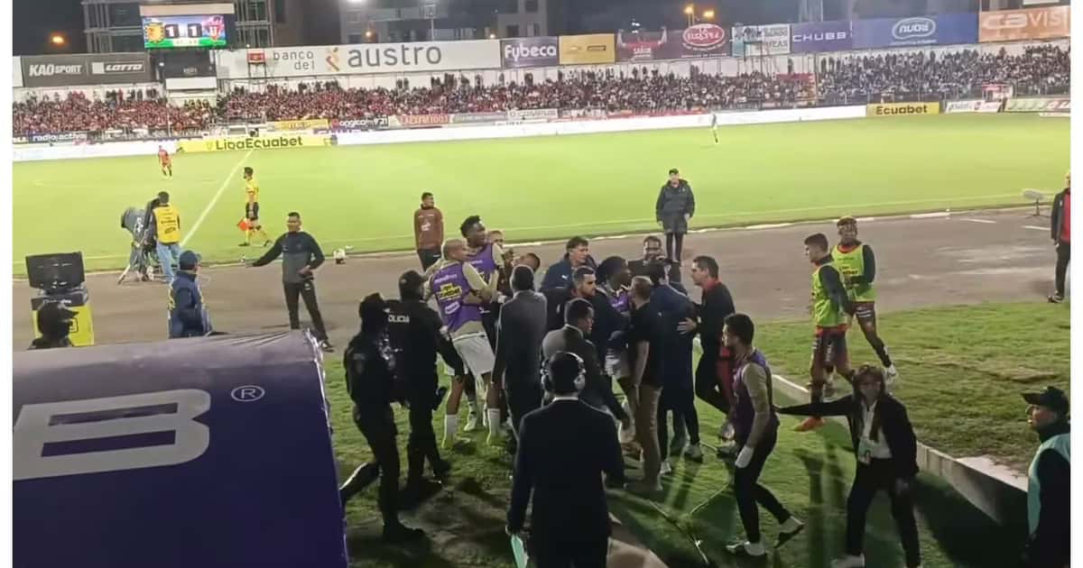 Enfrentamiento entre jugadores de Liga y Cuenca / imagen: BraulioM